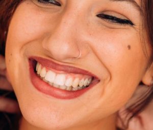 چیز هایی که باید در مورد سفید کردن دندان در مطب خیره کننده Zoom Whitening بدانید.